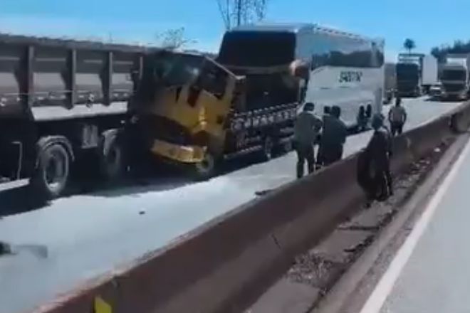 Engavetamento entre ônibus, carreta e caminhão interdita BR-381 na Grande BH - Foto: Reprodução