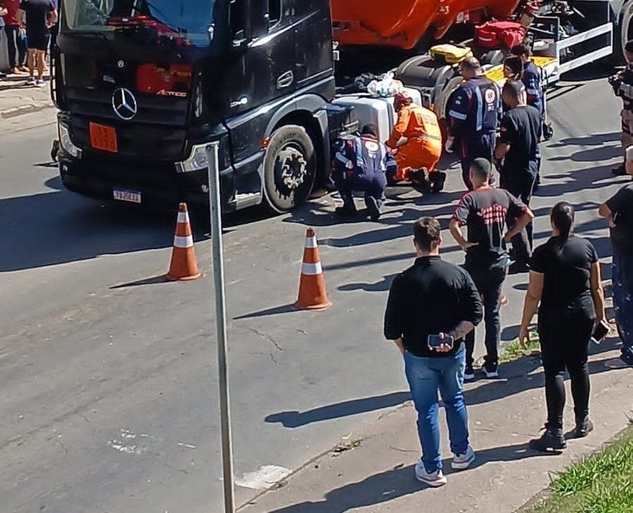 Jovem fica gravemente ferido após ser atropelado por carreta em Juiz de Fora Jovem fica gravemente ferido após ser atropelado por carreta em Juiz de Fora - Foto: Divulgação/Corpo de Bombeiros