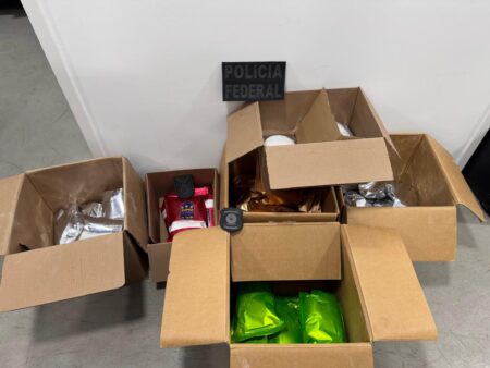 PF faz operação contra grupo suspeito de importar insumos para adulterar drogas em MG - Foto: Divulgação/PF