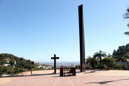 Praça do Papa reabre e ganha passeio gratuito por mirantes de Belo Horizonte Praça do Papa reabre e ganha passeio gratuito por mirantes de Belo Horizonte - Foto: Rogério França/Sudecap
