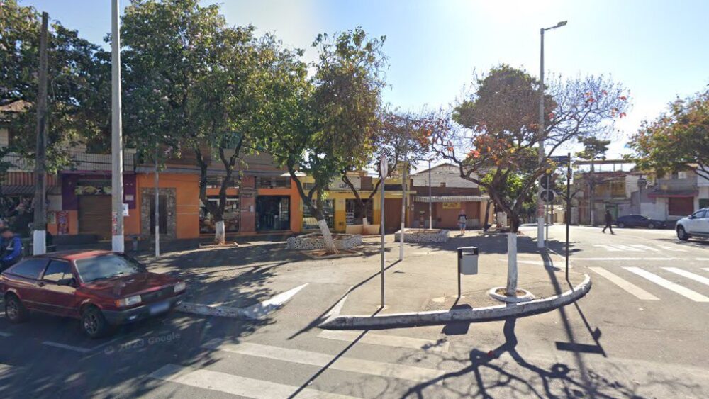 Homem é morto a facadas durante briga em praça do bairro Nova Cintra, em BH - Foto: Reprodução/Google Street View