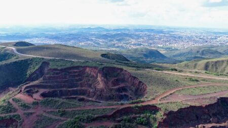 Carro cai de penhasco e motorista é resgatado vivo na Serra do Rola-Moça, na Grande BH - Foto: Luiz Santana/ALMG