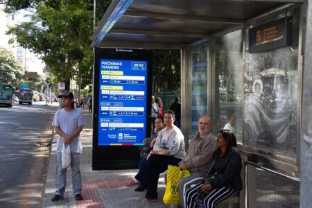 Mulheres terão atendimento por vídeo em pontos de ônibus de BH durante a noite Mulheres terão atendimento por vídeo em pontos de ônibus de BH durante a noite - Foto: Fabiano Domingues/PBH