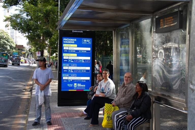 Mulheres terão atendimento por vídeo em pontos de ônibus de BH durante a noite - Foto: Fabiano Domingues/PBH