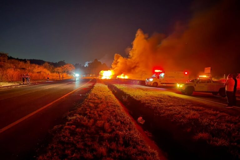 Acidente entre ônibus e caminhão deixa mortos e interdita BR-040, na Grande BH - Foto: Divulgação/CBMMG