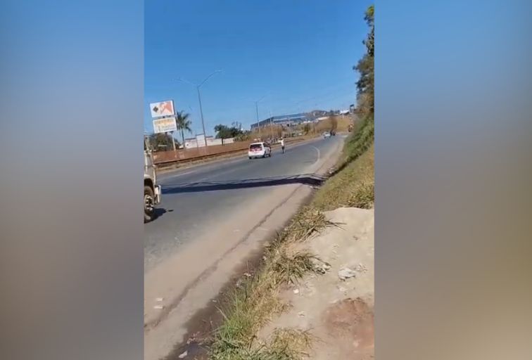 Homem é atropelado após invadir pista e tentar parar carros na BR-040, em Contagem - Foto: Reprodução/Redes Sociais