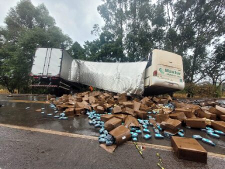 Acidente entre ônibus e caminhão deixa um morto e oito feridos na BR-040, em Três Marias - Foto: Divulgação/CBMMG