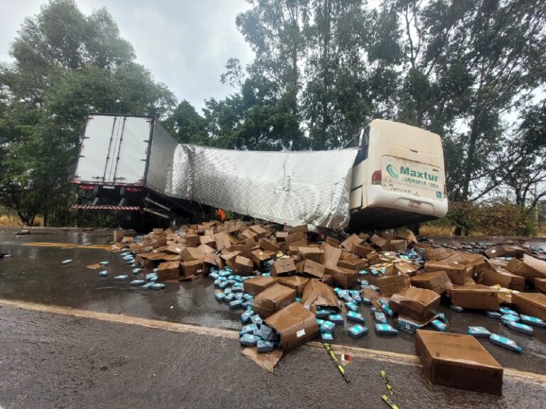 Acidente entre ônibus e caminhão deixa um morto e oito feridos na BR-040, em Três Marias - Foto: Divulgação/CBMMG