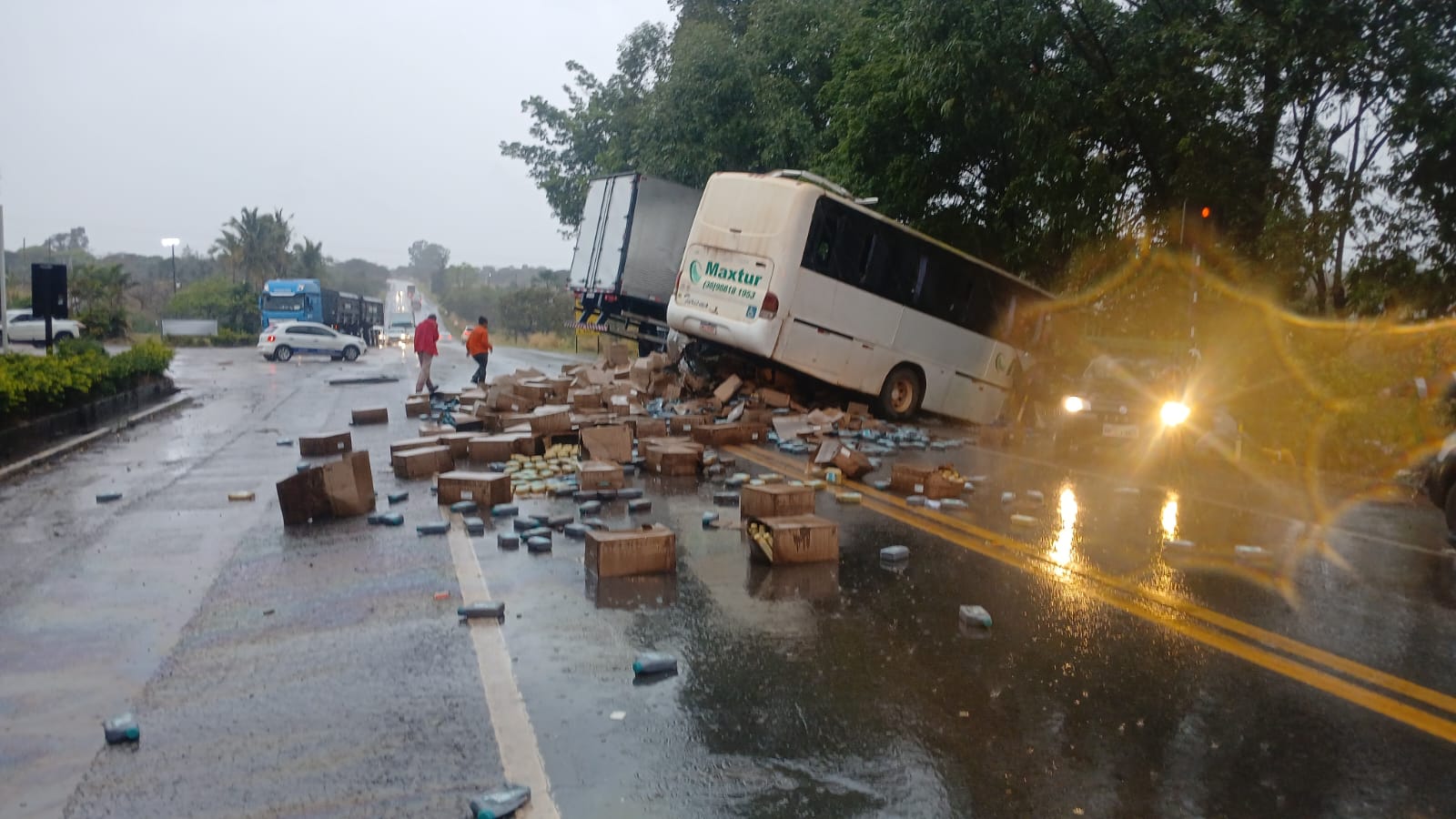 Acidente entre ônibus e caminhão deixa um morto e oito feridos na BR-040, em Três Marias - Foto: Divulgação/CBMMG