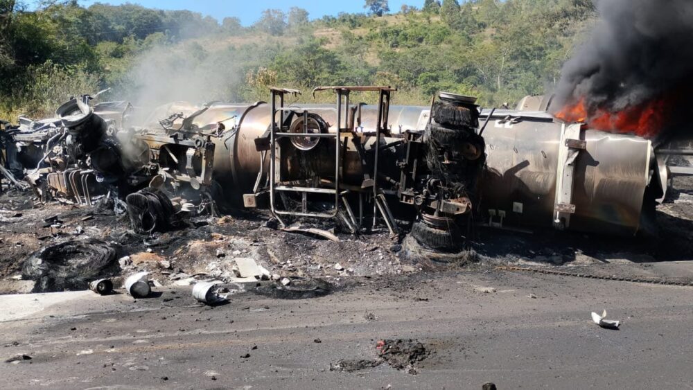 Motorista morre carbonizado após acidente entre carretas na BR-116, em Teófilo Otoni - Foto: Divulgação/CBMMG