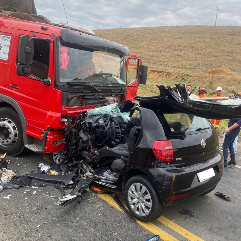 Acidente frontal entre carro e caminhão mata casal na BR-116, em MG Acidente frontal entre carro e caminhão mata casal na BR-116, em MG - Foto: Divulgação/CBMMG
