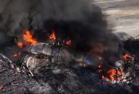 Acidente entre carretas interdita BR-116 após veículo pegar fogo em Teófilo Otoni Acidente entre carretas interdita BR-116 após veículo pegar fogo em Teófilo Otoni - Foto: Divulgação/CBMMG