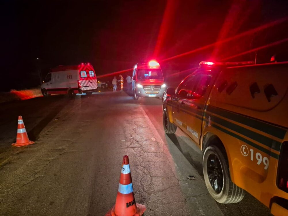 Dois carros batem de frente e deixam duas pessoas feridas na BR-356, em Itabirito - Foto: Divulgação/CBMMG