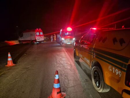 Dois carros batem de frente e deixam duas pessoas feridas na BR-356, em Itabirito - Foto: Divulgação/CBMMG