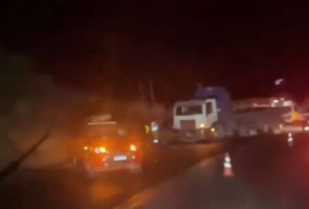 Mulher morre presa às ferragens após acidente entre carro e caminhão na BR-381, em Caeté - Foto: Reprodução/Redes Sociais