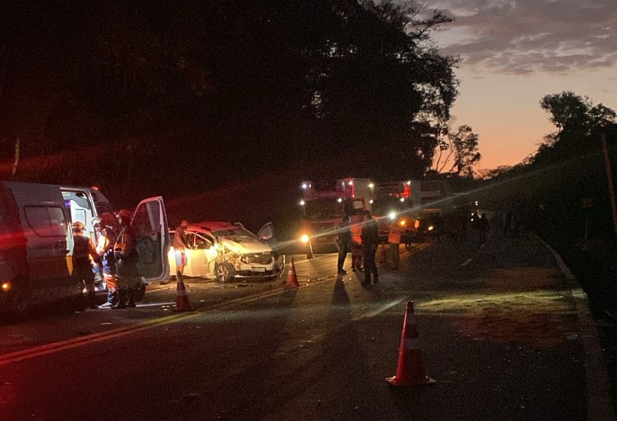 Quatro pessoas ficam feridas após acidente entre carro e caminhão na BR-381, em MG - Foto: Reprodução/Redes Sociais