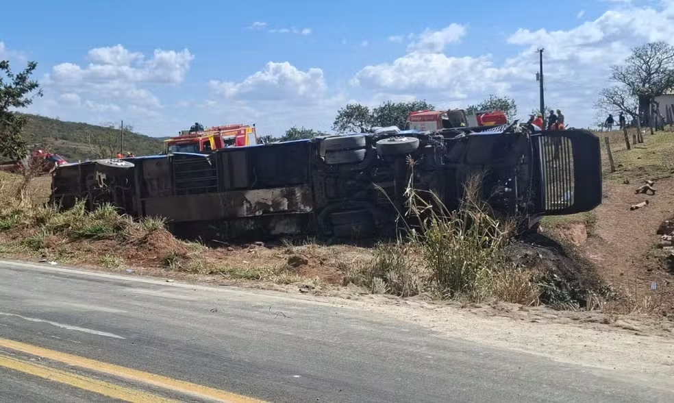 Ônibus que seguia para Uberlândia se envolve em acidente com cinco mortos em Goiás Ônibus que seguia para Uberlândia se envolve em acidente com cinco mortos em Goiás - Foto: Divulgação/Corpo de Bombeiros