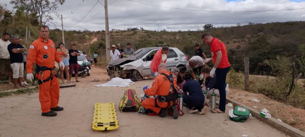 Carro desgovernado atropela três pessoas e deixa três mortos em Francisco Sá - Foto: Divulgação/Corpo de Bombeiros