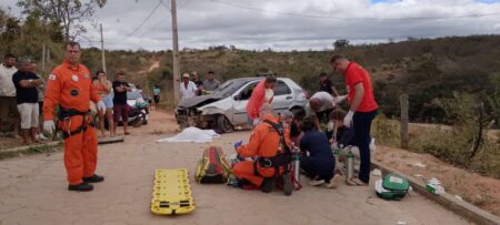 Carro desgovernado atropela três pessoas e deixa três mortos em Francisco Sá - Foto: Divulgação/Corpo de Bombeiros