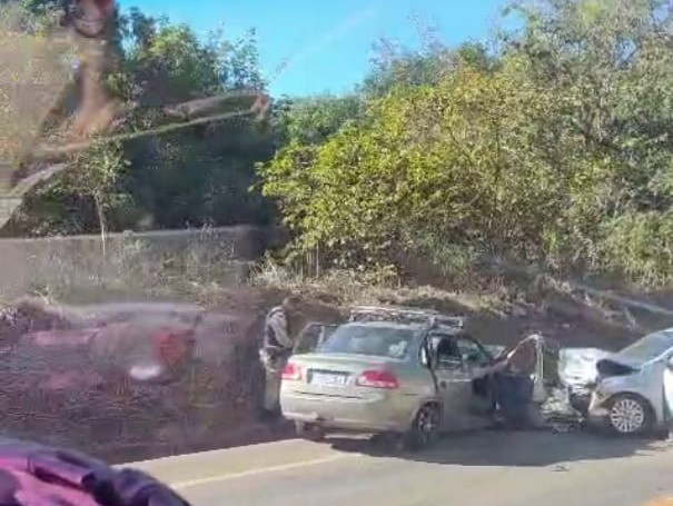Acidente frontal entre carros deixa sete feridos na MGC-120, em Santa Maria de Itabira - Foto: Reprodução/Redes Sociais