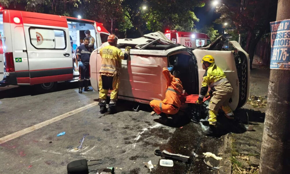 Carro com quatro pessoas capota em avenida de BH e deixa mulher com traumatismo craniano grave Carro com quatro pessoas capota em avenida de BH e deixa mulher com traumatismo craniano grave - Foto: Divulgação/Corpo de Bombeiros