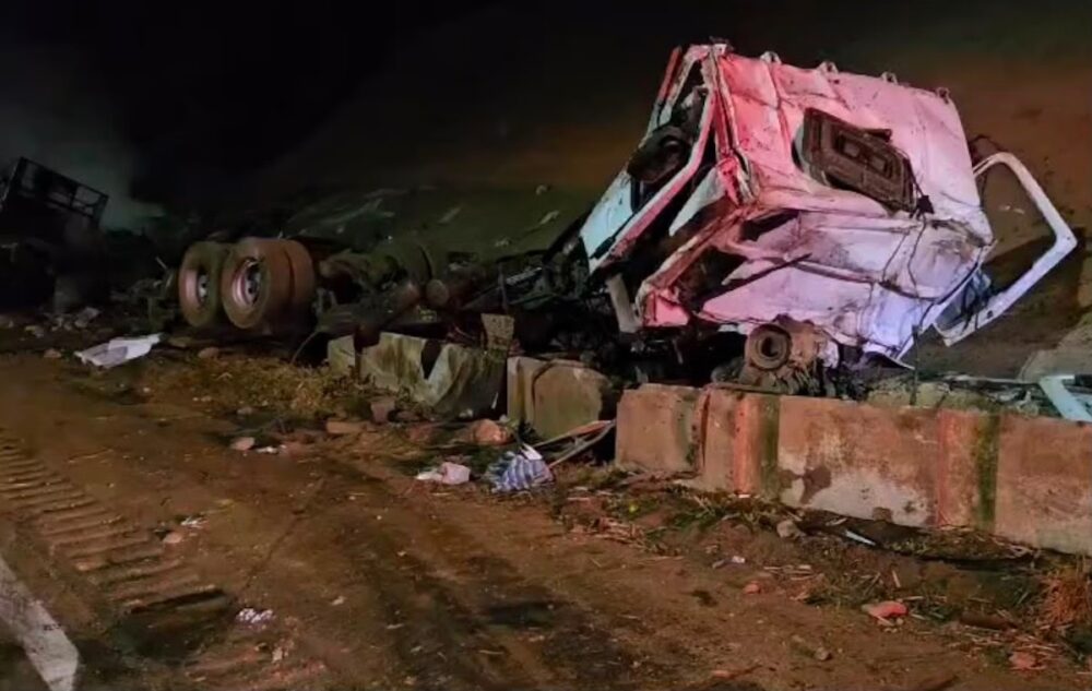 Acidente entre duas carretas deixa três mortos na BR-381 na Grande BH Acidente entre duas carretas deixa três mortos na BR-381 na Grande BH - Foto: Divulgação/Corpo de Bombeiros