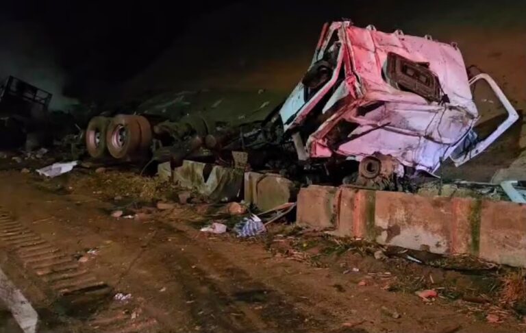 Acidente entre duas carretas deixa três mortos na BR-381 na Grande BH Acidente entre duas carretas deixa três mortos na BR-381 na Grande BH - Foto: Divulgação/Corpo de Bombeiros