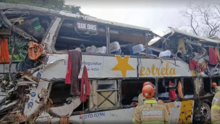 Ônibus que saiu de BH tomba na BR-040 e deixa dez mortos no RJ - Foto: Divulgação/CBMMG