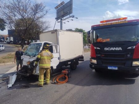 Motorista fica preso às ferragens após acidente na Rodovia Fernão Dias, na Grande BH Motorista fica preso às ferragens após acidente na Rodovia Fernão Dias, na Grande BH - Foto: Divulgação/CBMMG
