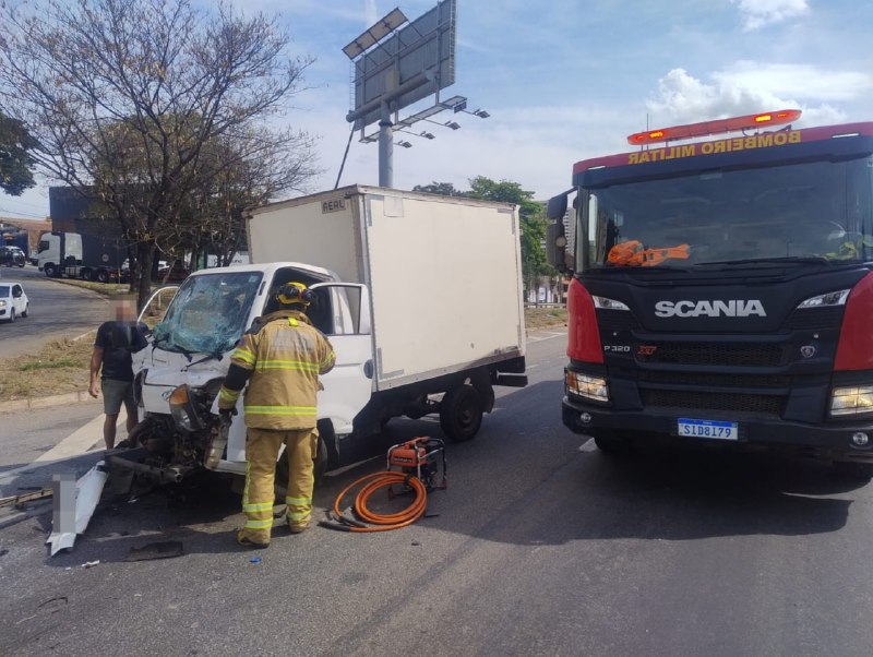 Motorista fica preso às ferragens após acidente na Rodovia Fernão Dias, na Grande BH Motorista fica preso às ferragens após acidente na Rodovia Fernão Dias, na Grande BH - Foto: Divulgação/CBMMG