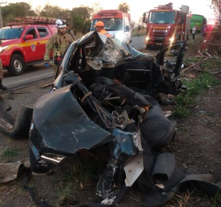 Oficial da PM morre após acidente frontal entre carro e ônibus na MG-424, em Sete Lagoas - Foto: Divulgação/CBMMG