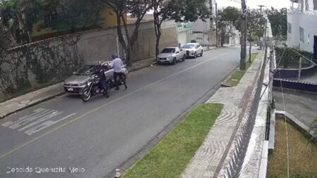 Mãe e filha são rendidas por dupla armada e têm carro roubado em BH Mãe e filha são rendidas por dupla armada e têm carro roubado em BH - Foto: Reprodução