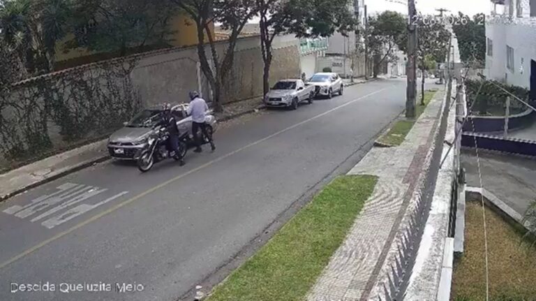 Mãe e filha são rendidas por dupla armada e têm carro roubado em BH Mãe e filha são rendidas por dupla armada e têm carro roubado em BH - Foto: Reprodução