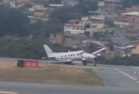 Avião com duas pessoas tomba durante pouso no Aeroporto da Pampulha, em BH - Foto: Reprodução/Redes Sociais