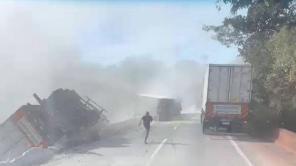Carreta tomba e interdita parcialmente a BR-381 em Brumadinho - Foto: Divulgação/PMMG