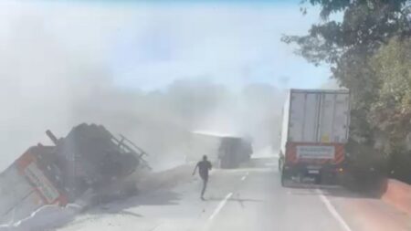 Carreta tomba e interdita parcialmente a BR-381, na Grande BH Carreta tomba e interdita parcialmente a BR-381 em Brumadinho - Foto: Divulgação/PMMG