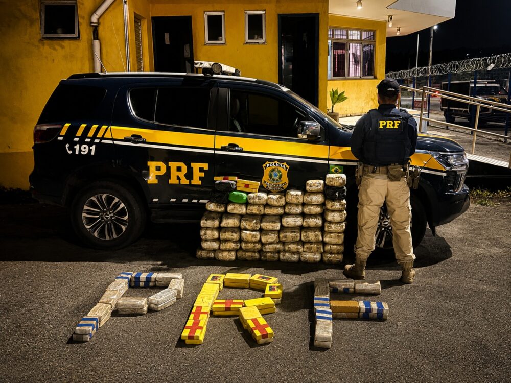 Caminhoneiro é preso com 110 kg de maconha e cocaína na BR-381, na Grande BH - Foto: Divulgação/PF