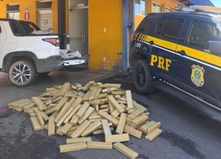 PRF apreende mais de 300 kg de maconha em carro com suspeita de clonagem na BR-040 PRF apreende mais de 300 kg de maconha em carro com suspeita de clonagem na BR-040 - Foto: Divulgação/PRF