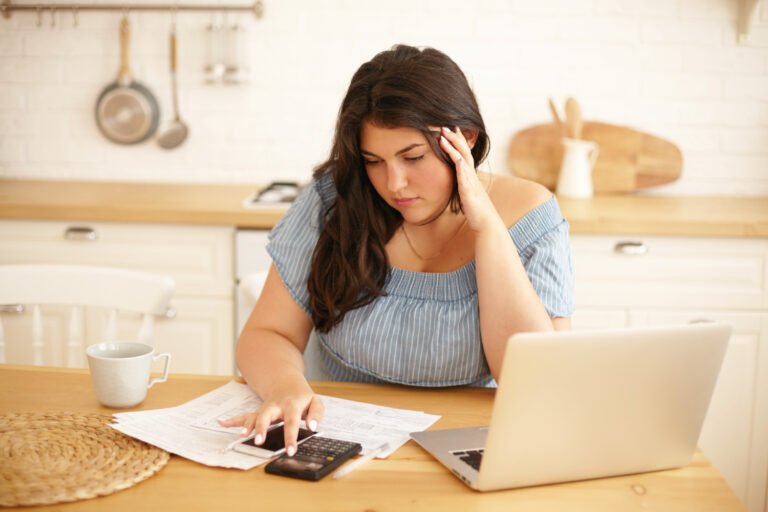 77% usam o lucro do FGTS para pagar contas e dívidas 77% usam o lucro do FGTS para pagar contas e dívidas - Foto: Divulgação
