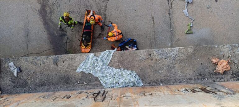 Homem cai no Ribeirão Arrudas e é resgatado pelos bombeiros em BH - Foto: Divulgação/CBMMG