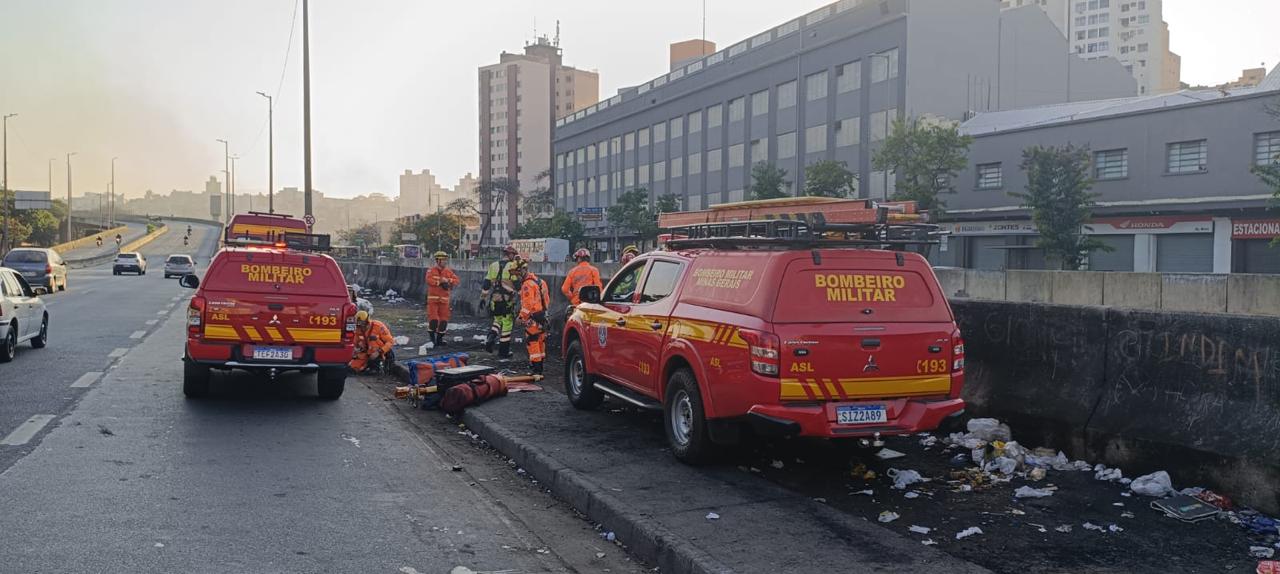Homem cai no Ribeirão Arrudas e é resgatado pelos bombeiros em BH 1 Homem cai no Ribeirão Arrudas e é resgatado pelos bombeiros em BH - Foto: Divulgação/CBMMG
