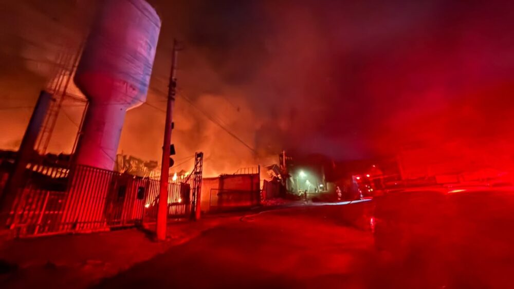 Incêndio de grandes proporções atinge fábrica da Suggar em BH Incêndio de grandes proporções atinge fábrica da Suggar em BH - Foto: Divulgação/CBMMG