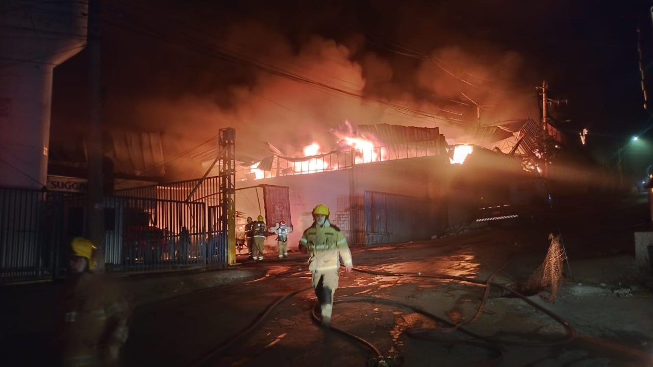 Incêndio de grandes proporções atinge fábrica da Suggar em BH - Foto: Divulgação/CBMMG