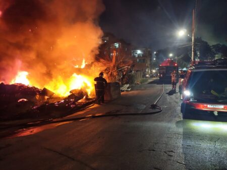 Três incêndios atingem bairros de BH na noite desta quinta-feira (20); fogo destrói carros e trailer - Foto: Divulgação/CBMMG