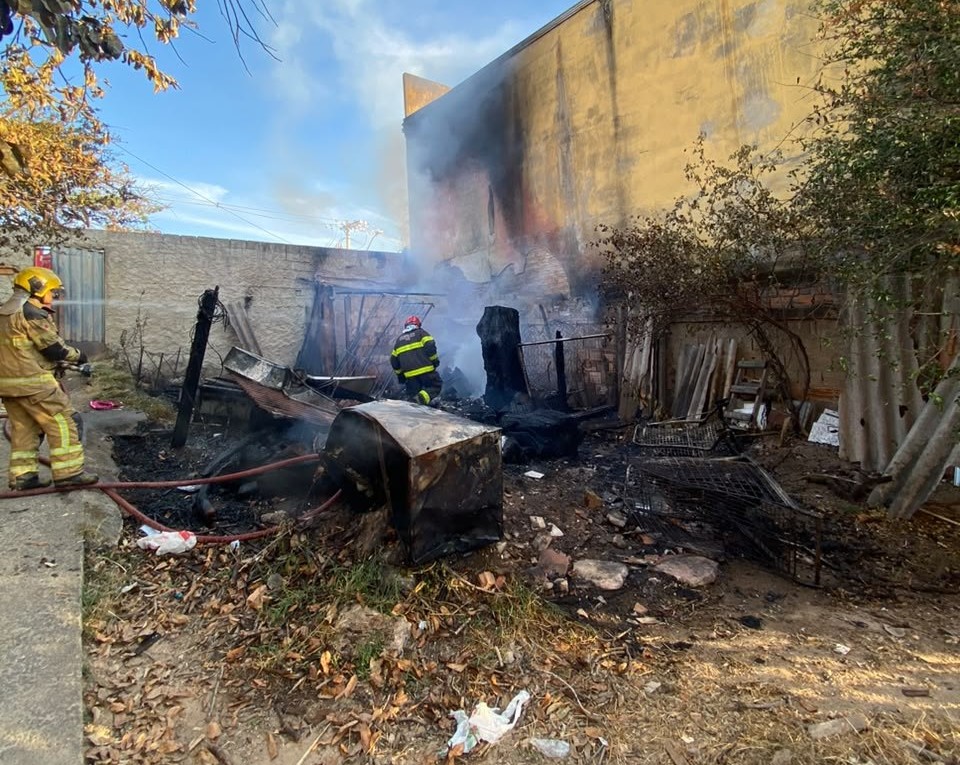 Incêndio atinge residência no bairro Floramar, em BH - Foto: Divulgação/CBMMG