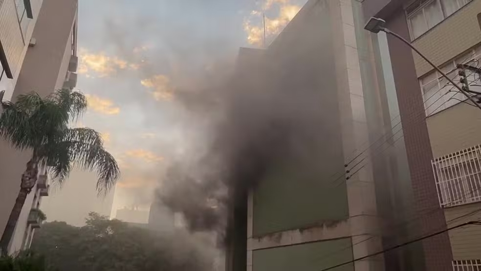 MPMG vai à Justiça contra Oi após incêndio em prédio abandonado em BH MPMG vai à Justiça contra Oi após incêndio em prédio abandonado em BH - Foto: Reprodução