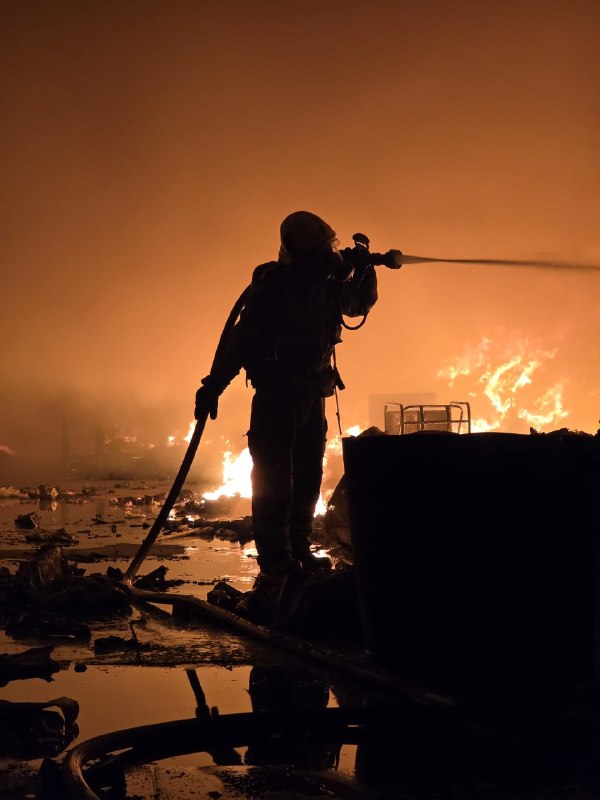 Incêndio de grandes proporções atinge galpão da Asmare em Belo Horizonte incendio galpao bh