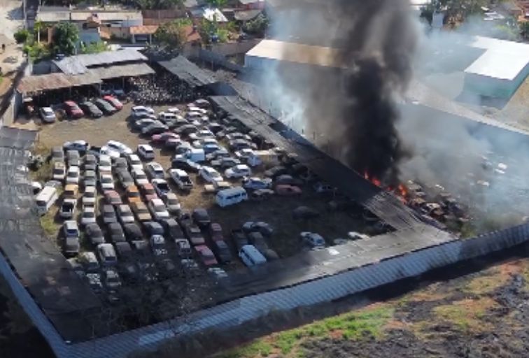 Incêndio de grandes proporções destrói veículos em pátio na Grande BH Incêndio de grandes proporções destrói veículos em pátio na Grande BH - Foto: Reprodução/@Igarape_Online_Noticias