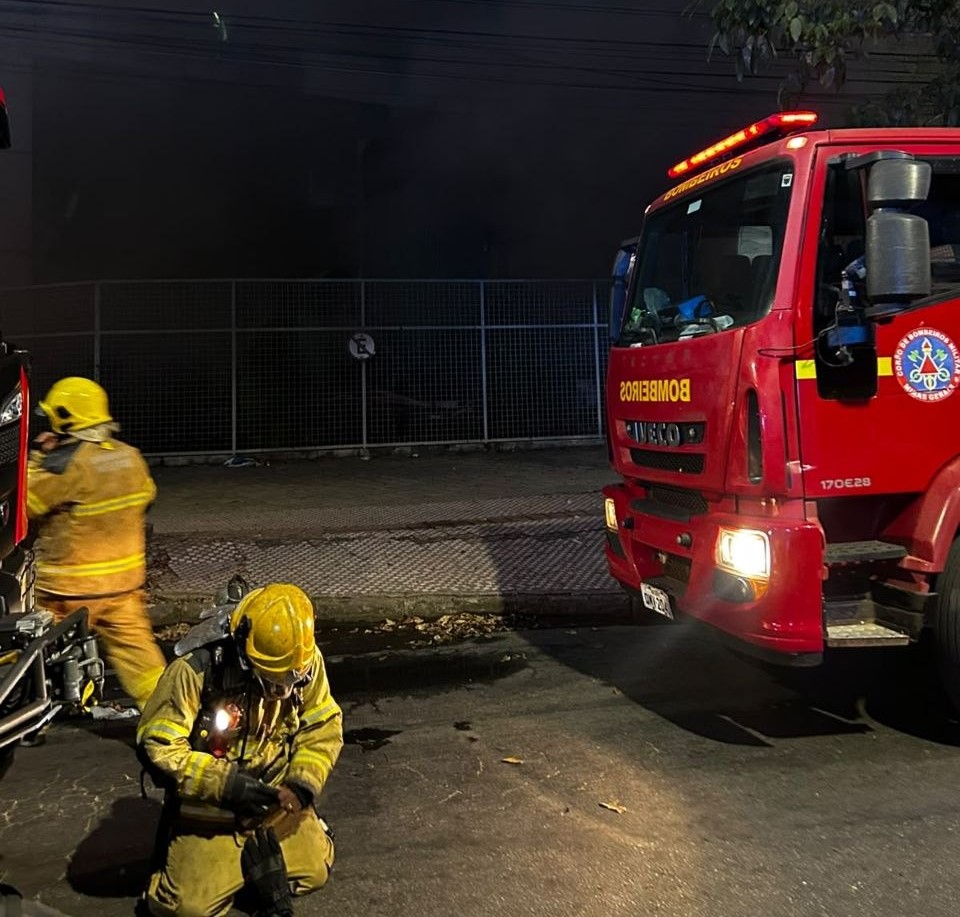 Prédio ao lado de imóvel abandonado que pegou fogo é desocupado em BH Prédio ao lado de imóvel abandonado que pegou fogo é desocupado em BH - Foto: Divulgação/CBMMG