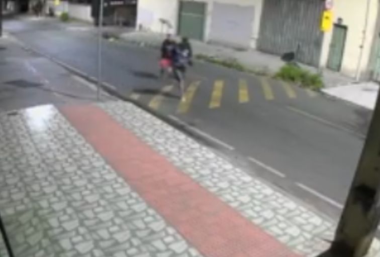 Sargento da PM é baleado com a própria arma durante tentativa de assalto na Grande BH - Foto: Reprodução/Câmera de segurança